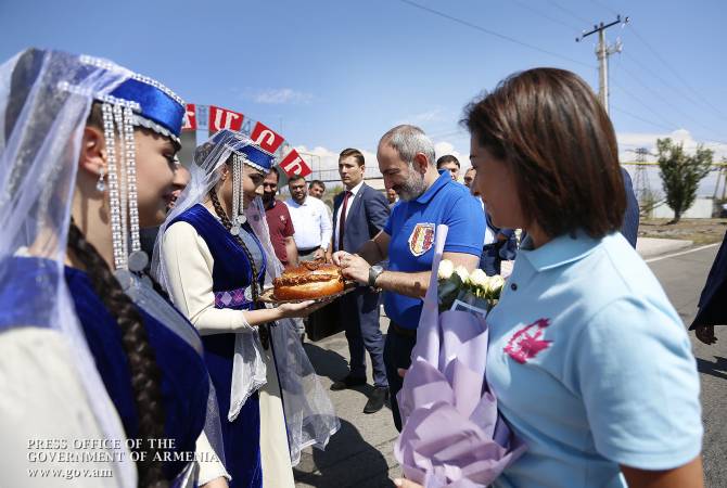 Ինչպե՞ս տոնական Գյումրին դիմավորեց Նիկոլ Փաշինյանին