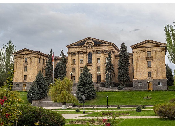 Երևանում տղամարդն ԱԺ-ի դիմաց կարել է շրթունքներն ու պահանջել է լուծել իր սոցիալական խնդիրները