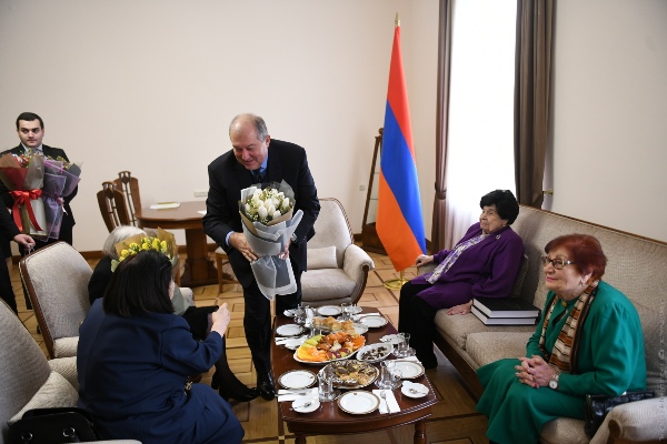 Ոչ միայն գրավիչ եք, այլ նաև՝ անհատականություն. Արմեն Սարգսյանը  հյուրընկալել է վաստակաշատ հայուհիների
