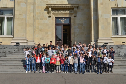 Ուզում եմ կռիվը վերջանա, գնանք մեր տուն․ արցախցի երեխաները՝ նախագահականում