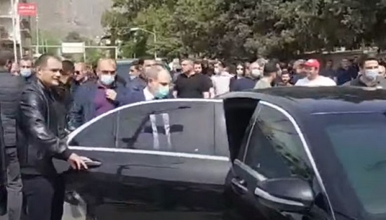 «Նիկո՛լ, սիկտի՛ր․դու Մեղրիում տեղ չունես, թո՛ւրք»․ վանկարկումների ներքո Փաշինյանը հեռացավ Մեղրիից