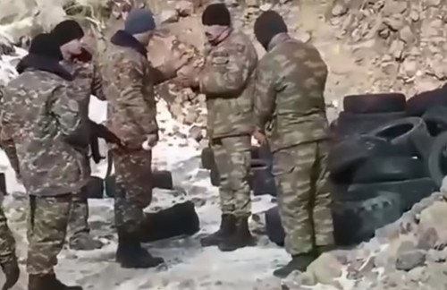 Ինչպես են հայ զինվորականները գերեվարում ադրբեջանցիներին