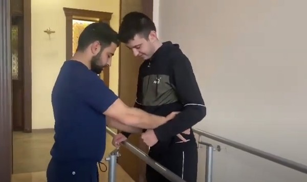 Պատերազմից 1.5 տարի անց Արտյոմն առաջին անգամ ինքնուրույն քայլում է