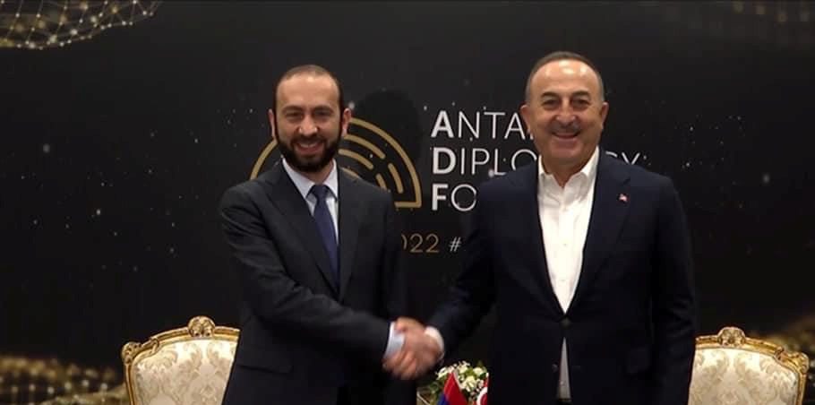 Էդ ձեռքը սեղմելու համար 5 հազար զոհն ու հազարավոր տնավեր հայե՞րն էին խանգարում