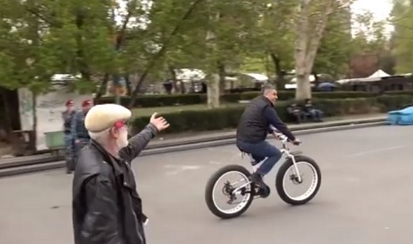 Մակեդոնացին՝ իր ձիով, Վանեցյանն՝ իմ հեծանիվով․․․Էս «Խամեռը» քշի, որ էլ Նիկոլին չպաշտպանես, ֆռա, Վանեցյա՛ն, ֆռա.․․