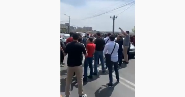 Բետոնախառնիչ մեքենաներով փակել են Կիևյան կամուրջը