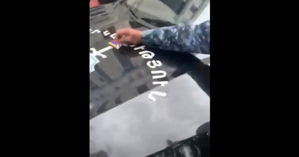 Կարմիրբերետավորը պոկում է Արցախի դրոշը ոստիկանական մեքենայի վրայից