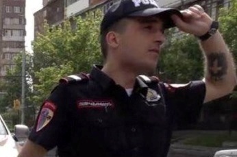 «Չկայնա՞վ էդ ***-ի տղեն». Պարեկը հայհոյանքով է խոսում ավտոերթի մասնակցի մասին