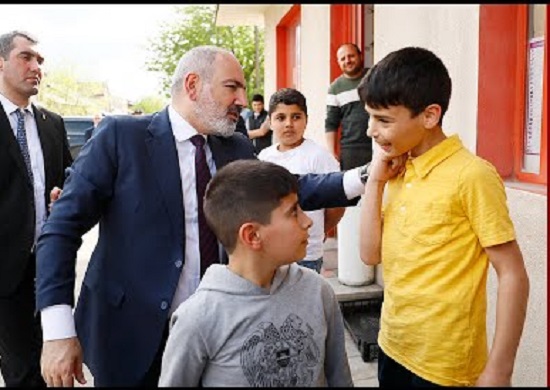 Հլը արի ստեղ, էս ի՞նչ ա եղել վիզդ․․․  Նիկոլ Փաշինյանը Էջմիածնում զրուցել է երեխաների հետ