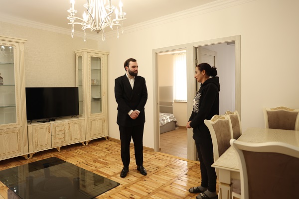 «Բադալյան եղբայրներ ընկերությունների» խումբը բնակարան է գնել Արցախից  ընտանիքի համար