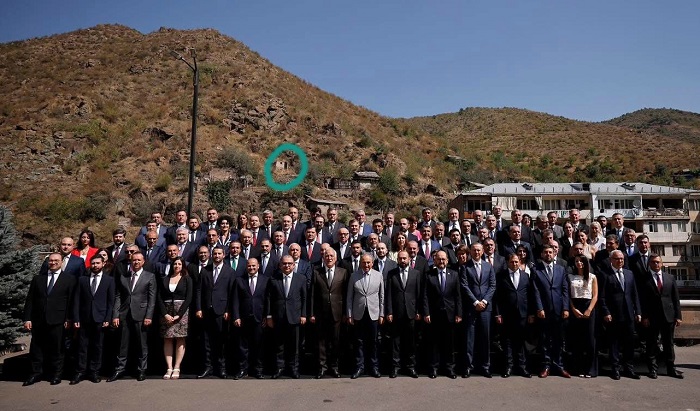 «Փաշինյանի մասնակցությամբ լուսանկարն արտաքնոցի ֆոնին է արվել»