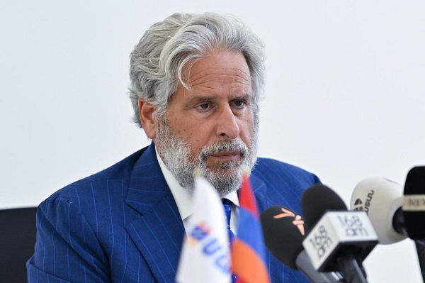 Ադրբեջանի կառավարությունը 2 հայ միլիարդատերերի հետևից է ընկել. Ռոբերտ Ամստերդամ