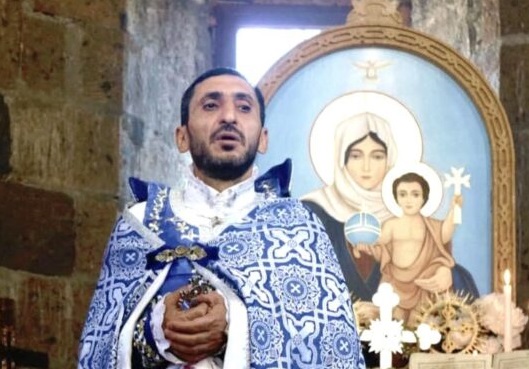 «Երբ ԱԱԾ-ի և Քննչականի խումբը մտավ մեր տուն, 4 անչափահաս երեխաներ քնած էին, վախեցան». Տեր Սարգիս