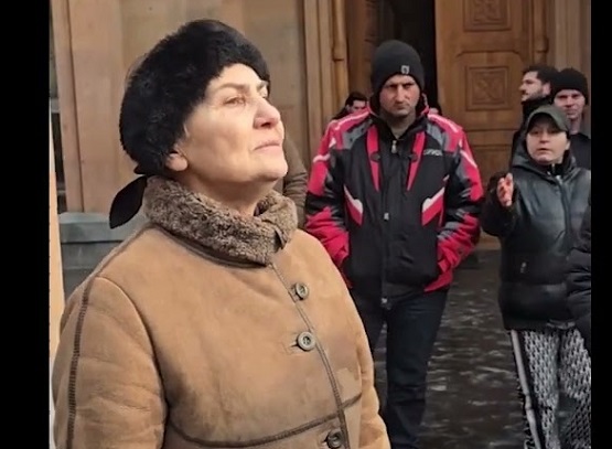 «Զիբիլ Նիկոլ, զիբիլ Նիկոլ». Զոհվածի մոր ակցիան՝ Սուրբ Աննա եկեղեցու բակում