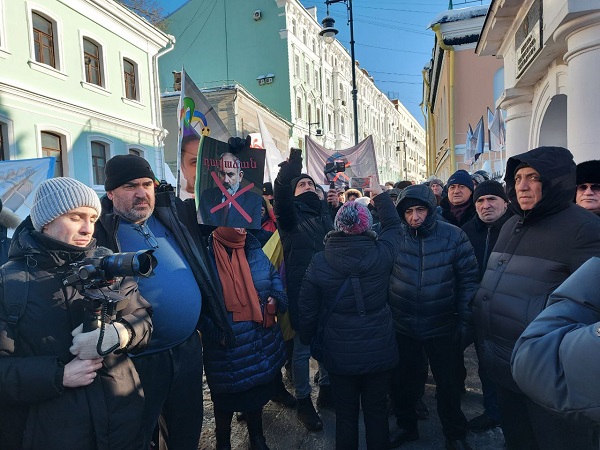 Մոսկվայում ՀՀ դեսպանատան դիմաց կրկին բողոքի ցույց էր` ի պաշտպանություն Հայ առաքելական եկեղեցու