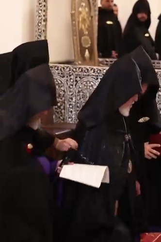 Ամենայն Հայոց Հայրապետը ծնկաչոք  կարդում է Մանասե թագավորի ապաշխարության աղոթքը