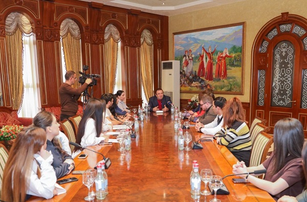 «Առաջարկ Հայաստանին» ծրագրի երիտասարդական պլատֆորմի ներկայացուցիչները Գագիկ Ծառուկյանի հետ են հանդիպել