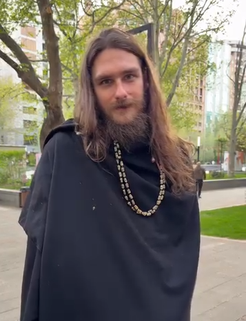 Ո՞վ է տարօրինակ կերպարանքով Երևանում շրջող երիտասարդը