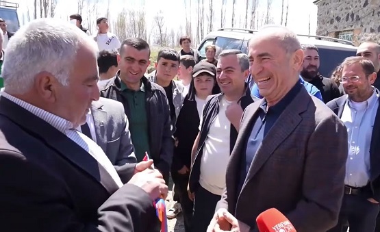 Ռոբերտ Քոչարյանին Գեղամասարում նվիրեցին մանգաղի սրիչ՝ քաղաքական մոլախոտերին հնձելու համար