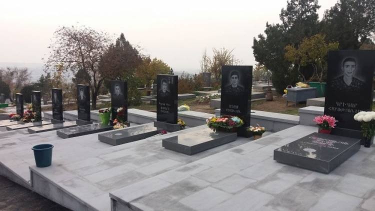  Պղծել են Ապրիլյան պատերազմի հերոսներ Արմենակ Ուրֆանյանի և Ռոբերտ Աբաջյանի շիրիմները