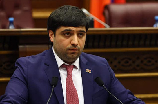 «Պոլ»(հատակ) բառը փորձեց հայերեն արտաբերել,բայց հասկանալով, որ «առաստաղ» է ասում՝ կրկնեց ռուսերենը