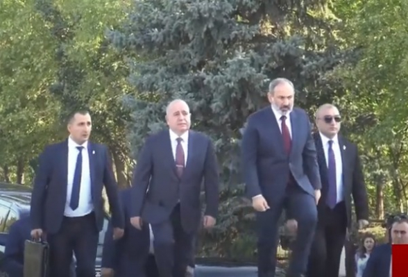 Փաշինյանը Եռաբլուր այցելեց բազմաթիվ թիկնապահների, ոստիկանների ուղեկցությամբ