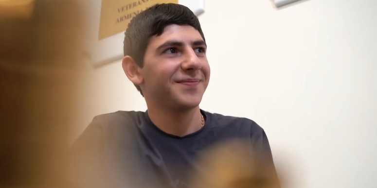 Քանդակագործ Կարենն առաջին 24 զինվորներից է, ում Զինվորի տանը ձեռքի պրոթեզավորում կանեն